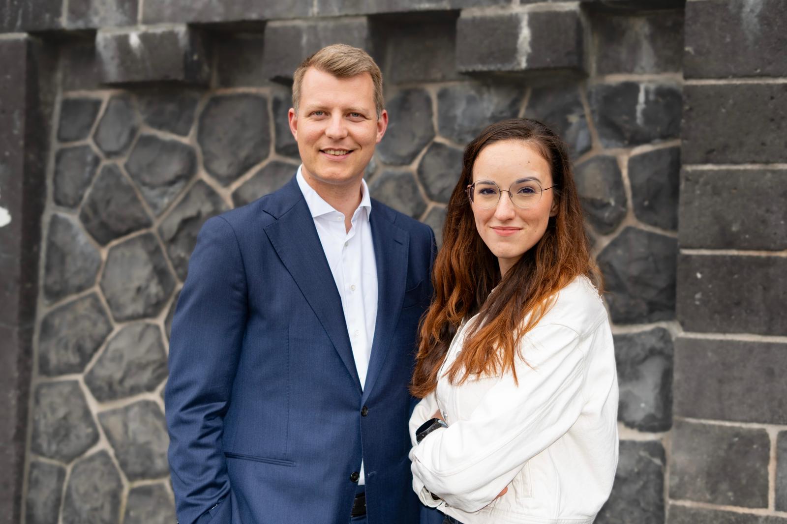Henning Höne stellt Alena Trauschel als Kandidatin für den Generalsekretärinnen-Posten vor