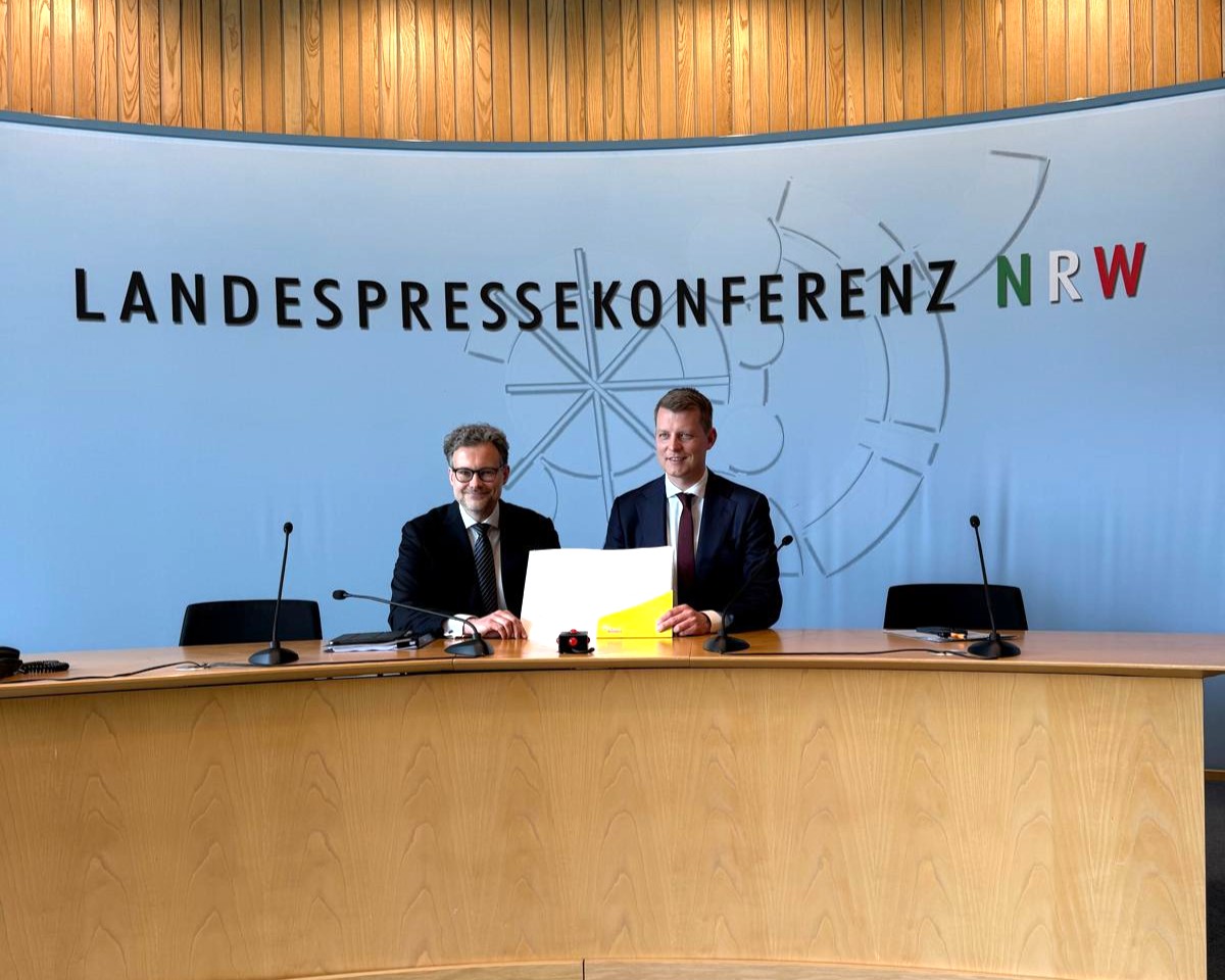 Henning Höne in der Landespressekonferenz NRW